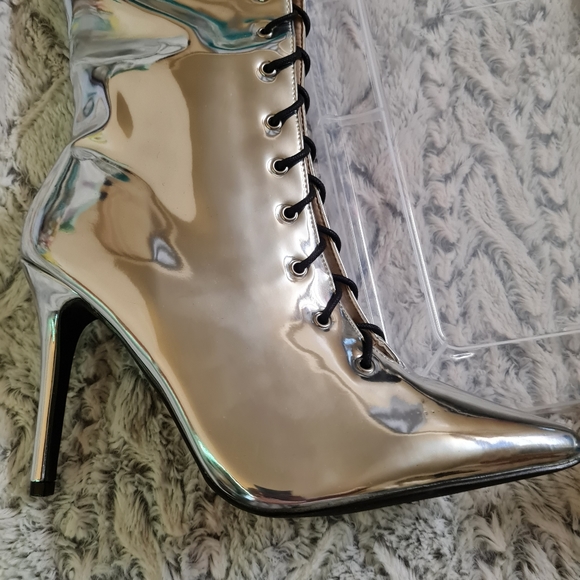 SOLD Cape Robin Silver Metallic Heel Boot Sz 10 - Picture 2 of 11